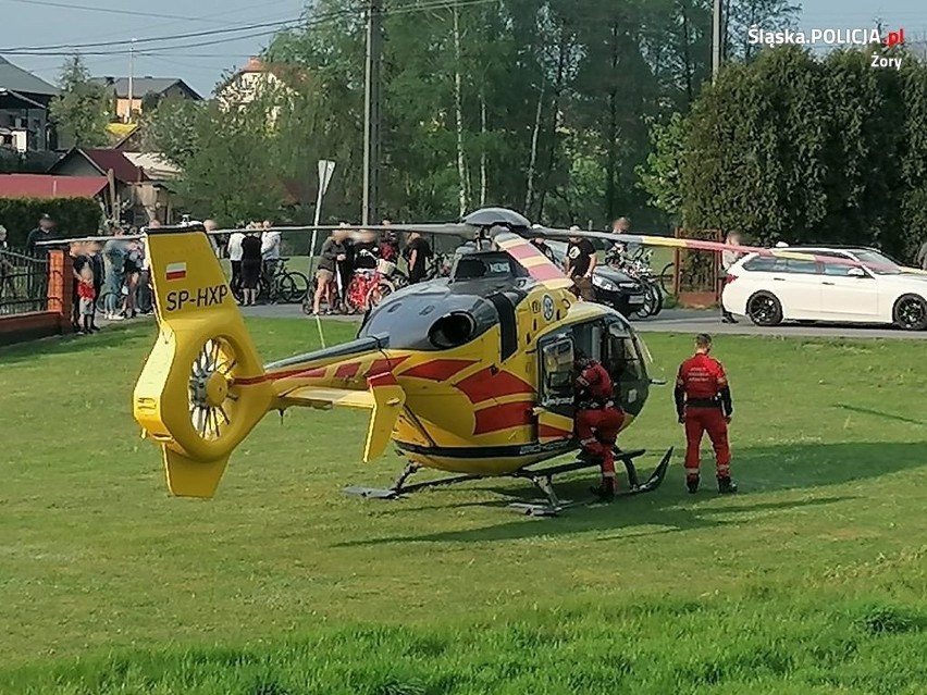 Siła uderzenia motocyklisty w barierki była tak duża, że...