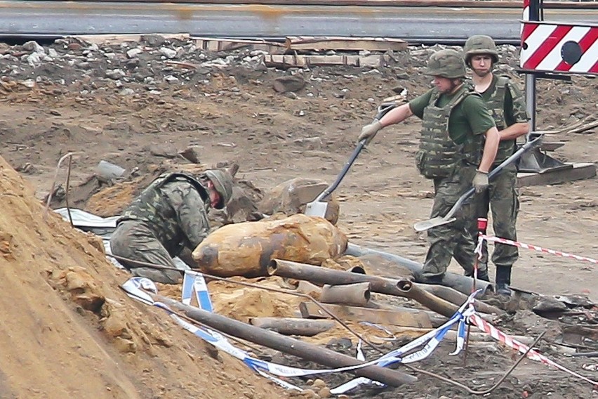 Bomba na Legnickiej. Ulica zamknięta, ewakuacja mieszkańców