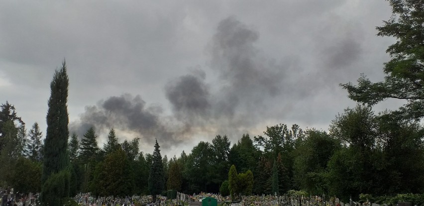 Czarny dym nad zakładami w Andrychowie
