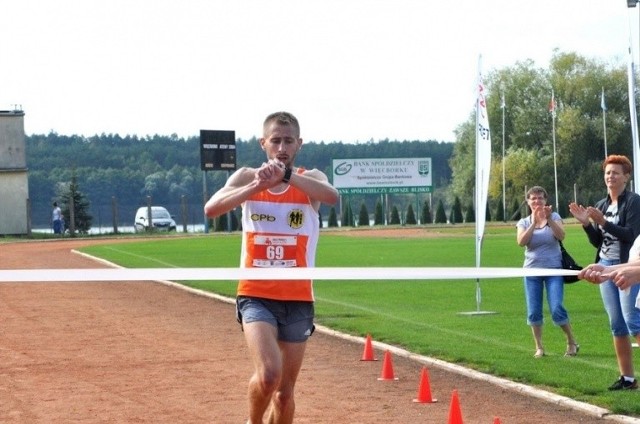 Zwycięzca Biegu Pamięci Mateusz Niemczyk ze Starogardu Gdańskiego wpada na metę w Więcborku ze sporą przewagą.