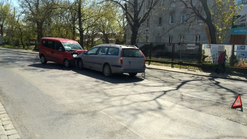 Wypadek na Żernickiej. Czołowe zderzenie dwóch aut (ZDJĘCIA)