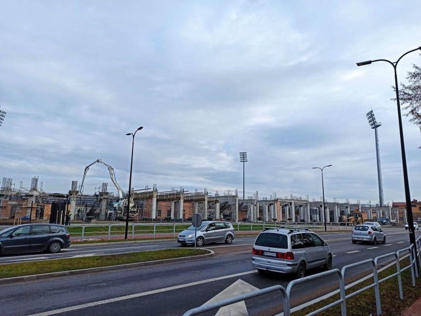 Stadion Sandecji Nowy Sącz w budowie. Rośnie trybuna od ulicy Kilińskiego. Oto najnowsze zdjęcia 