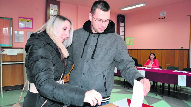 Sabina i Łukasz Piekarscy głosowali o godz. 14 w lokalu wyborczym nr 9. W ich opinii mniejsza gmina byłaby lepiej zarządzana. - Obecnie nie wszędzie realizowane są inwestycje - uważają Piekarscy