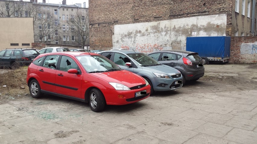 Powybijane szyby w samochodach zaparkowanych na ul. Śląskiej 