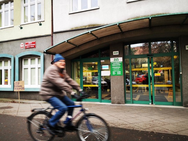 Zakład Ubezpieczeń Społecznych szykuje reformy dotyczące m.in. sposobu rozliczania składek przekazywanych do ZUS i sposobu obliczania oraz wypłaty zasiłków. Z jednej strony ZUS chce odciążyć pracodawców, z drugiej dąży do ograniczenia nadużyć w zasiłkach. Jak dowiedział się Fakt, po zmianach może być trudniej o płatne L4 i zasiłek macierzyński. Koniecznie sprawdźcie szczegóły! Czytaj dalej. Przesuwaj zdjęcia w prawo - naciśnij strzałkę lub przycisk NASTĘPNECZYTAJ TAKŻE: Ogromne zmiany w emeryturach. Zobacz, na czym mają polegać. Takie plany ma rządCzternasta emerytura w 2021 roku. Ile wyniesie? Kto ją otrzyma?