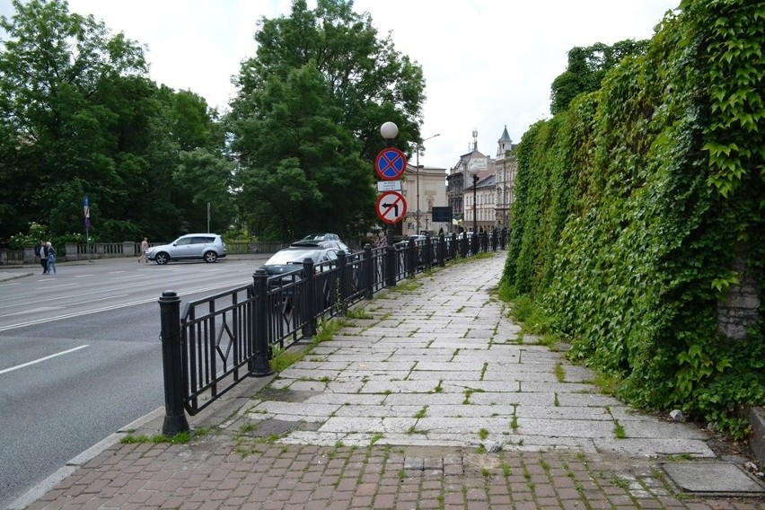 Chodnik wzdłuż muru Zamku Sułkowskich w Bielsku-Białej...