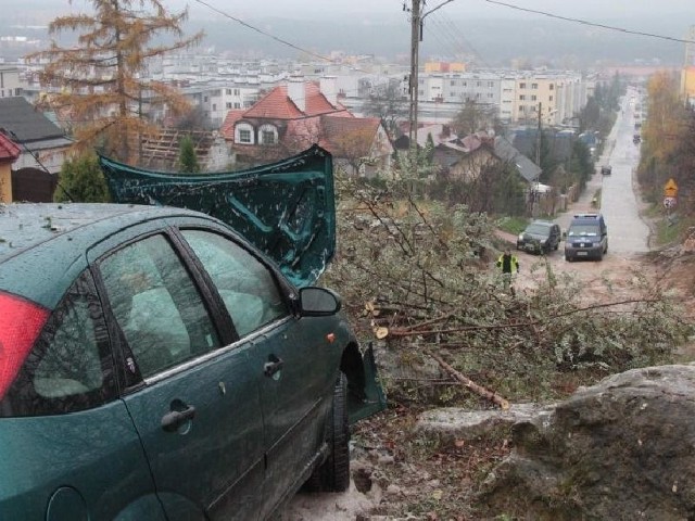 Ulica Poklasztorna pomiędzy Karczówkowską, a Jagiellońską kończy się ślepo skałami.