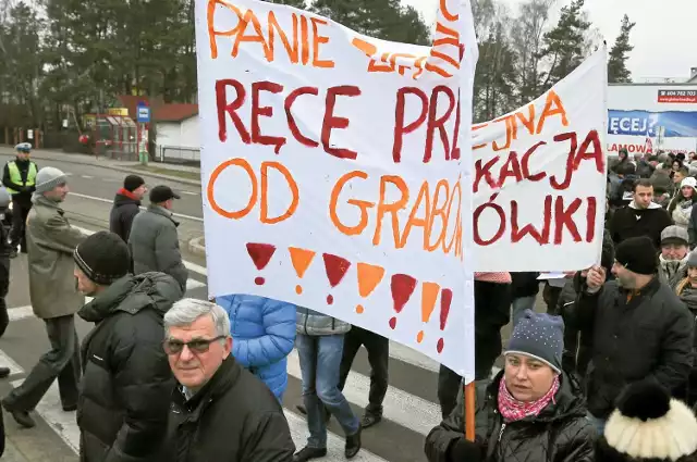 Mieszkańcy od kilku tygodni blokują rondo w Grabówce. Wczoraj też wyszli na jezdnię. Dziś zdecydują o kontynuowaniu protestu.