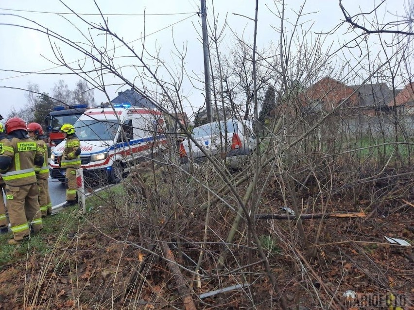 Wypadek w Gorzowie Śląskim. Dacia wypadła z drogi i...