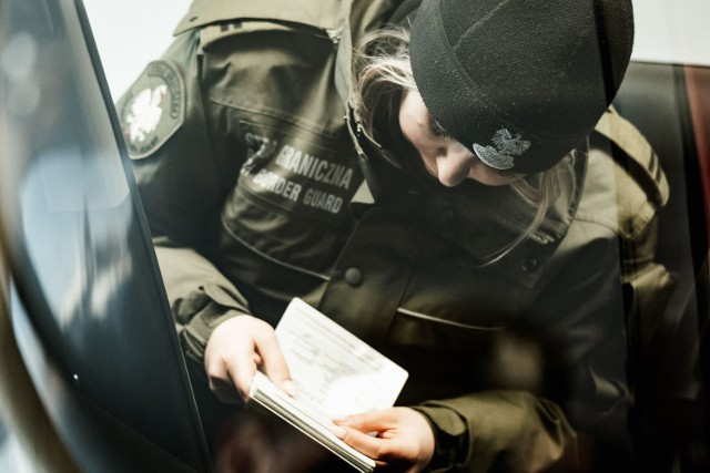 Części z kradzionych samochodów oraz fałszywe stemple w paszporcie ujawnili funkcjonariusze Straży Granicznej z Medyki i Korczowej.