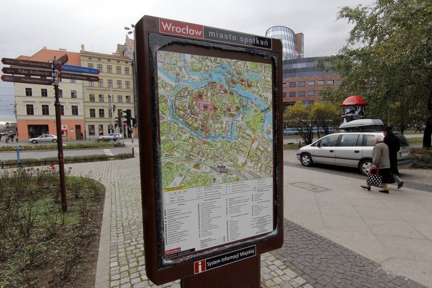 Wrocław: Wandal zniszczył tablicę informacyjną w centrum [ZDJĘCIA]