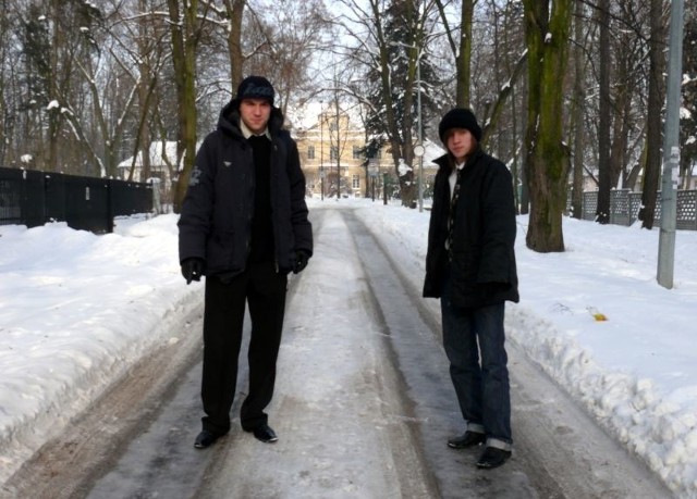- Ulica ta przypomina prawdziwe lodowisko. Jeździ tędy codziennie wiele osób, więc powinno być posypane &#8211; mówią (od lewej) Dawid Zawadzki i Jakub Bednarczyk, studenci pobliskiego Kolegium Licencjackiego UMCS.