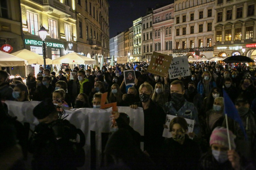 Kraków. "To jest wojna". Wielotysięczny tłum protestował na Rynku Głównym, następnie odbył się przemarsz [ZDJĘCIA] 