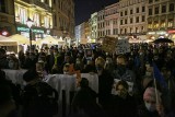 Kraków. "To jest wojna". Wielotysięczny tłum protestował na Rynku Głównym, następnie odbył się przemarsz [ZDJĘCIA] 