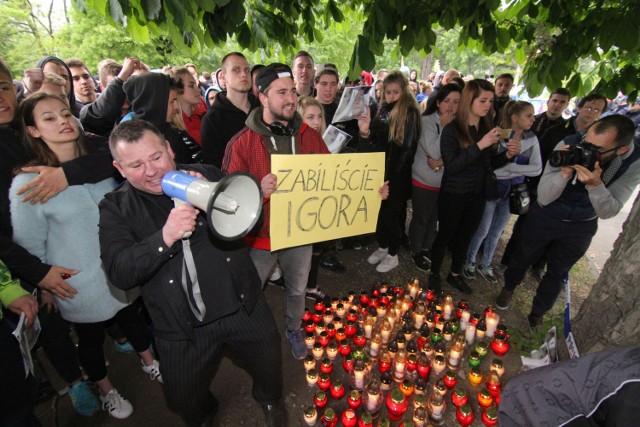 Protest przed komisariatem przy ul. Trzemeskiej, gdzie zmarł Igor Stachowiak