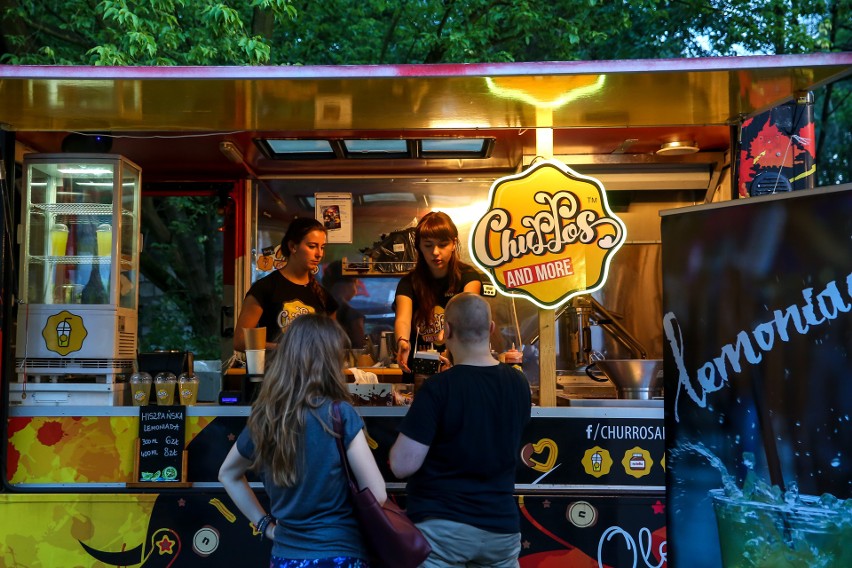 "Żarcie na kółkach". Foodtrucki znów zjechały do Krakowa