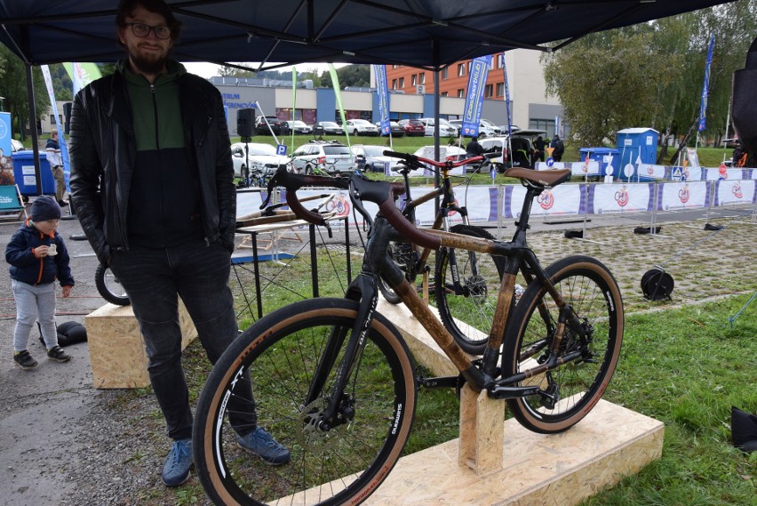 Janek Matuszny z Brennej robi rowery z bambusa....