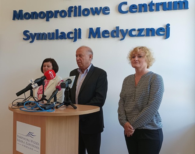 Rektor PWSZ w Koszalinie dr Jan Kuriata, profesor PWSZ (w środku) oraz prorektor ds. nauczania i studentów dr Monika Pawłowska (z prawej) i kanclerz PWSZ Beata Koronkiewicz.