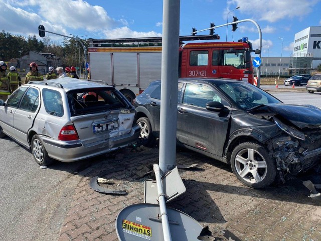 Wypadek w Rzgowie. Na drodze krajowej numer 91 zderzyły się dwa samochody osobowe. 4 osoby ranne