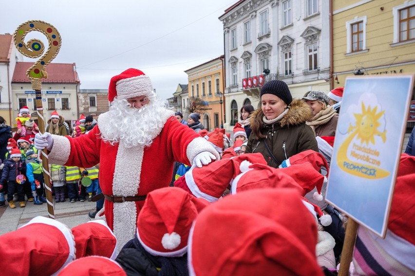 Tarnowskie przedszkolaki przystroiły choinki pod Ratuszem [ZDJĘCIA]