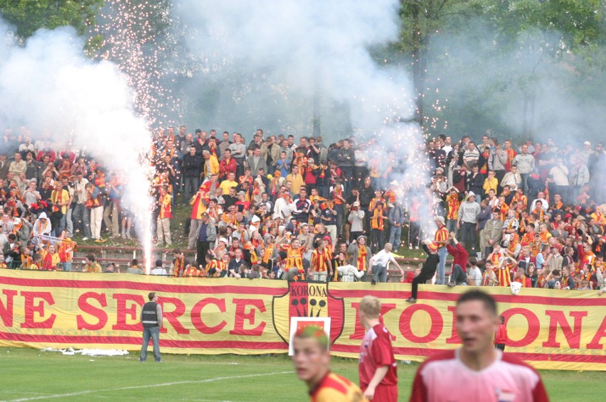 Pamiętne derby między Koroną Kielce i HEKO Czermno w 3 lidze w 2004 roku. Tak Grzegorz Piechna grał przeciwko Koronie [UNIKATOWE ZDJĘCIA]