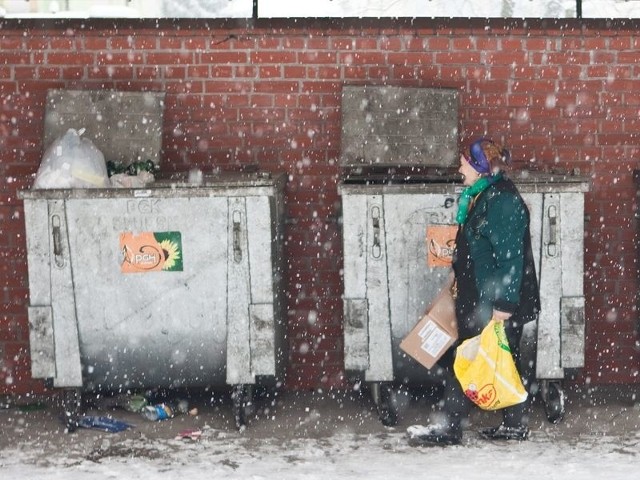 W praktyce w przyszłym roku będziemy wrzucać śmieci do pojemników w tych samych miejscach, ale zapłacimy za to drożej. 