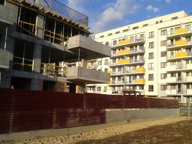 Budowa mieszkań w WarszawieW skali roku największą zmianę cen mieszkań zanotowano w Katowicach i Łodzi. W miastach tych mieszkania potaniały o kilkanaście procent.
