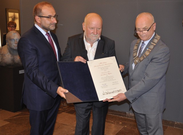 Akt nadania tytułu wręczyli profesorowi Adamowi Myjakowi burmistrz Marek Bronkowski i przewodniczący Rady Miasta Robert Pytka.