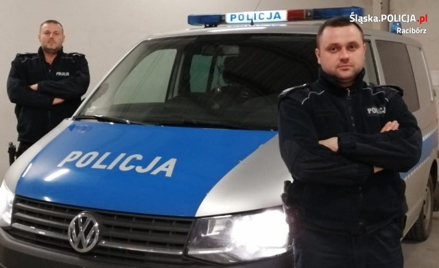 Policjanci z Raciborza ratowali ludzi z płonącego budynku