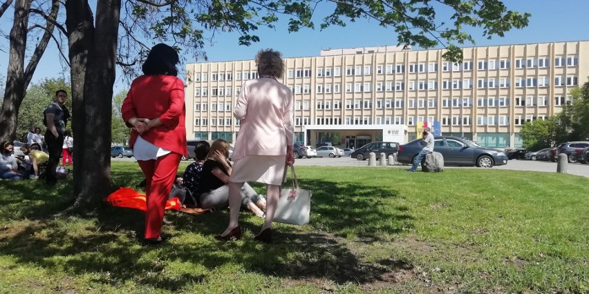 Ewakuacja urzędu marszałkowskiego we Wrocławiu po alarmie...