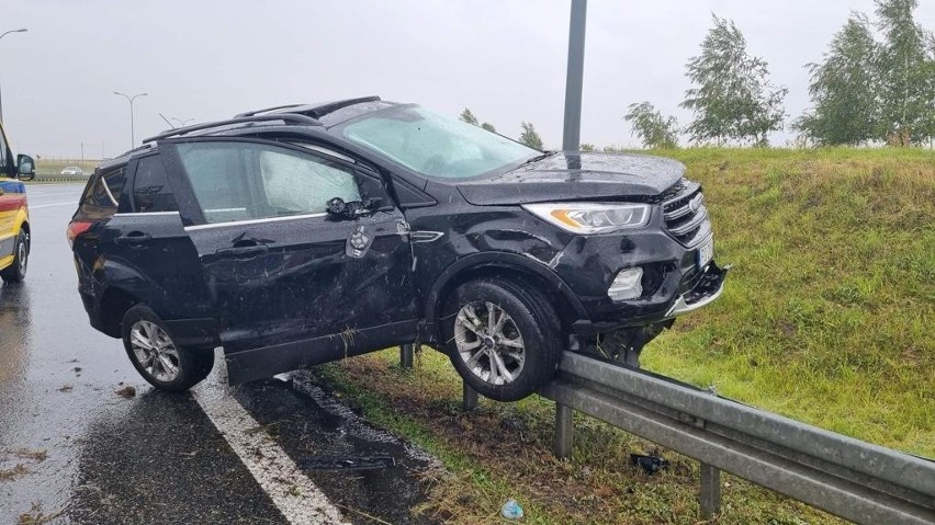 Ford uderzył w bariery na autostradzie A1 w powiecie...