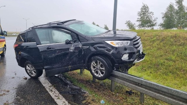 Ford uderzył w bariery na autostradzie A1 w powiecie włocławskim
