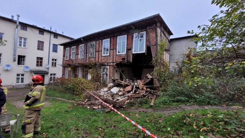 Zabytkowy budynek z muru pruskiego zawalił się na gdańskich Siedlcach. ZDJĘCIA