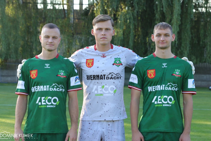 Piłkarze Orląt Kielce zaprezentowali nowe stroje. W takich koszulkach będą grać w sezonie 2023/2024 w RS Active 4. Lidze