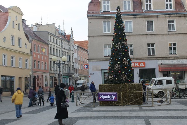 Oświetlenie choinki ustawionej przed Brzeskim Centrum Kultury zostanie włączone w sobotę około godz. 17.