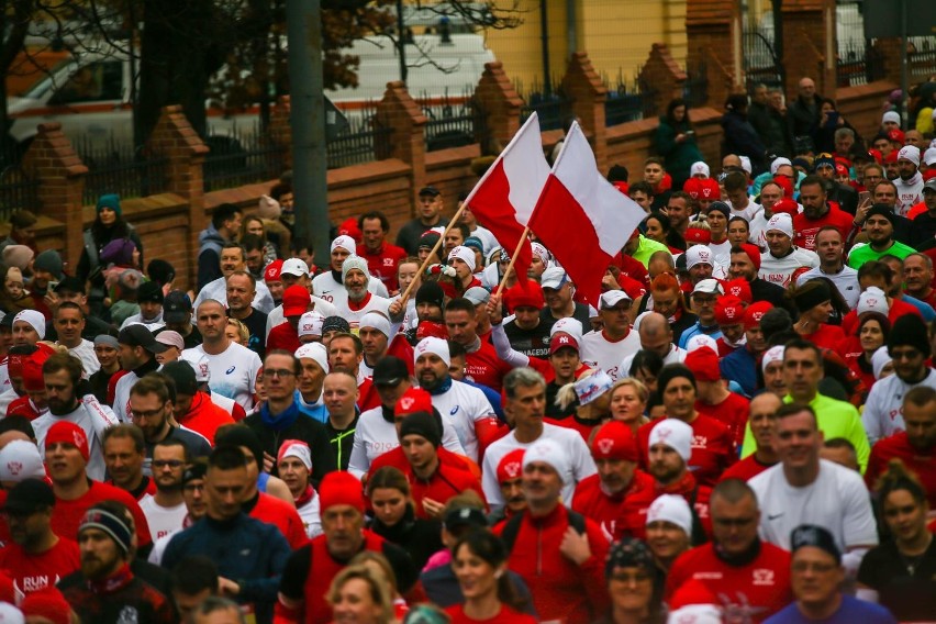 Tłum biegaczy w biało-czerwonych barwach zawsze robi ogromne...