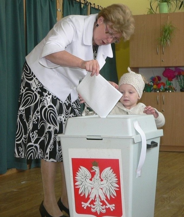 Wojewoda Bożentyna Pałka-Koruba głosowała w rodzinnym Busku, razem z wnuczką Matyldą.
