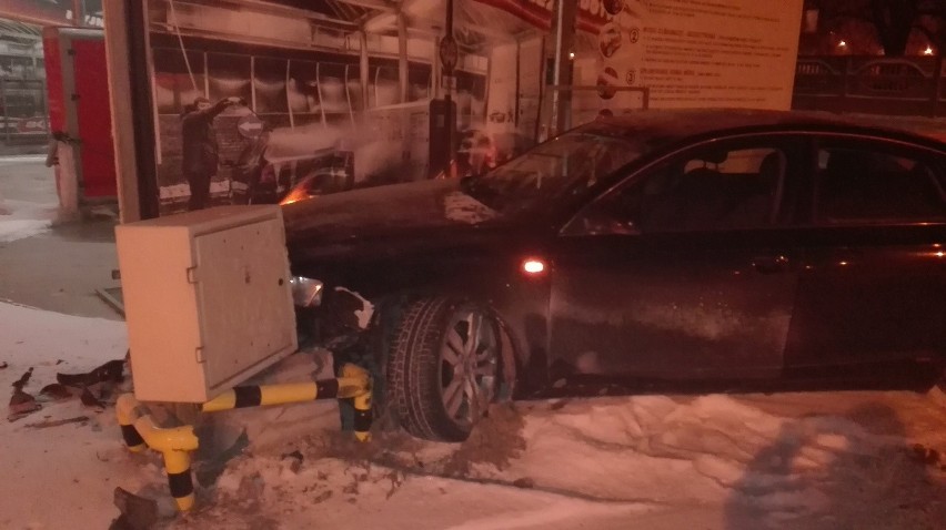 Audi wjechało w myjnię w Kielcach. Kierowca uciekł