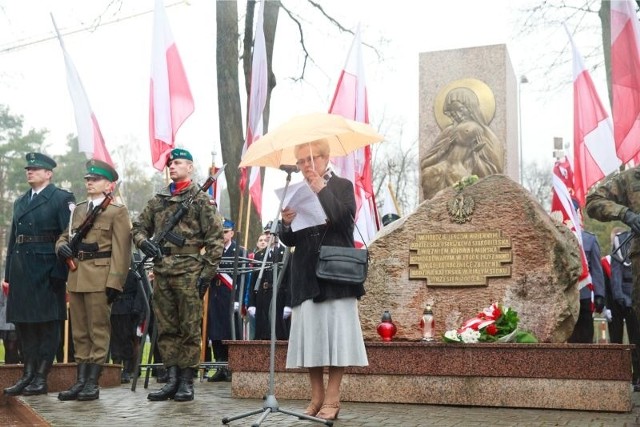 Samorządowcy, mundurowi, kombatanci, harcerze uczcili wczoraj ofiary Zbrodni Katyńskiej. Ilu mieszkańców Białostocczyzny zostało pomordowanych przez NKW nie wiadomo. Na zdjęciu na pierwszym planie Jolanta Markiewicz.