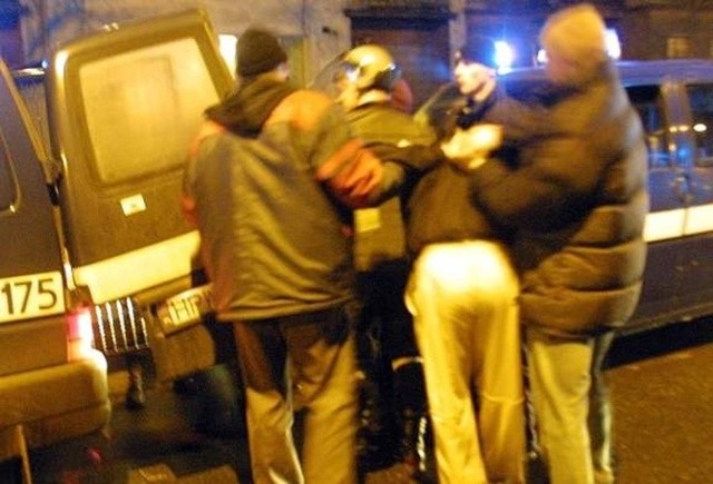 Szczecińscy policjanci szczególnie kontrolowali okolice dyskotek i klubów.