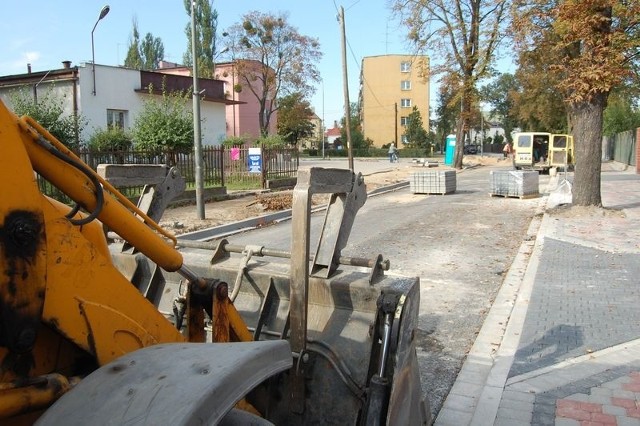 Na ul. Piastów położono instalacje podziemne. Teraz odbudować trzeba chodniki, położyć nowy asfalt na jezdni.