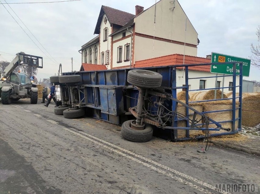 Przyczepa ze słomą przewróciła się w Naroku w gminie...