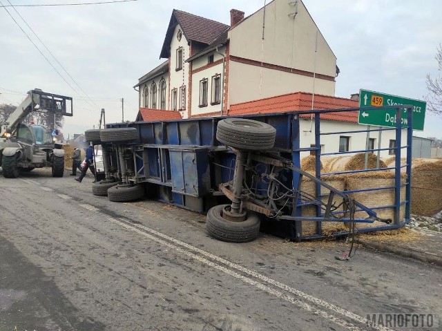 Przyczepa ze słomą przewróciła się w Naroku w gminie Dąbrowa.