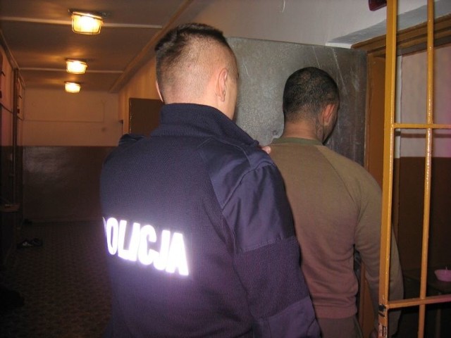 Jeden z zatrzymanych w celi skarżyskiej komendy policji.