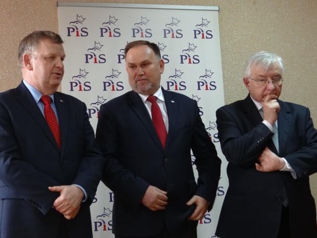 W krytyce burmistrza Sandomierza posła Marka Kwitka (w środku) wspiera  prezes zarządu okręgowego PiS poseł Krzysztof Lipiec z prawej i senator  PiS Jarosław Rusiecki, z lewej