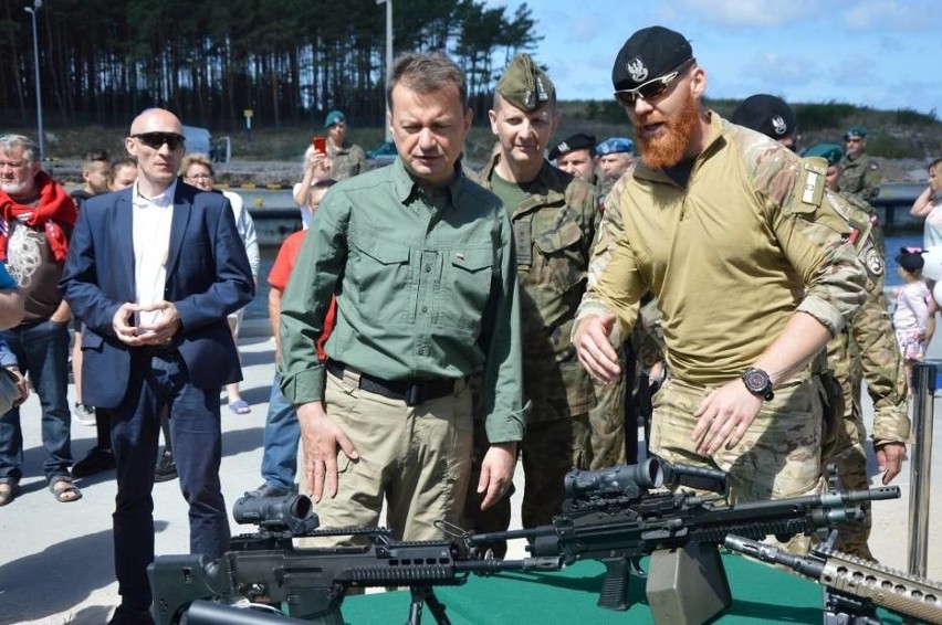 Wizyta ministra obrony Mariusza Błaszczaka w Łebie. Piknik wojskowy i efektowne pokazy [zdjęcia]