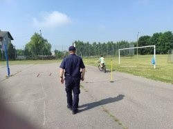 Policjanci z Kozienic przeprowadzili dla uczniów z Gniewoszowa egzaminy na kartę rowerową