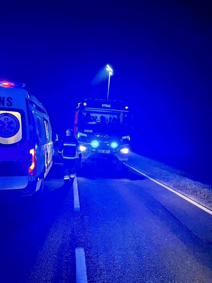 Nocny wypadek w miejscowości Przędzel. Bus zderzył się z samochodem osobowym. Do szpitala trafiła jedna osoba [ZDJĘCIA]
