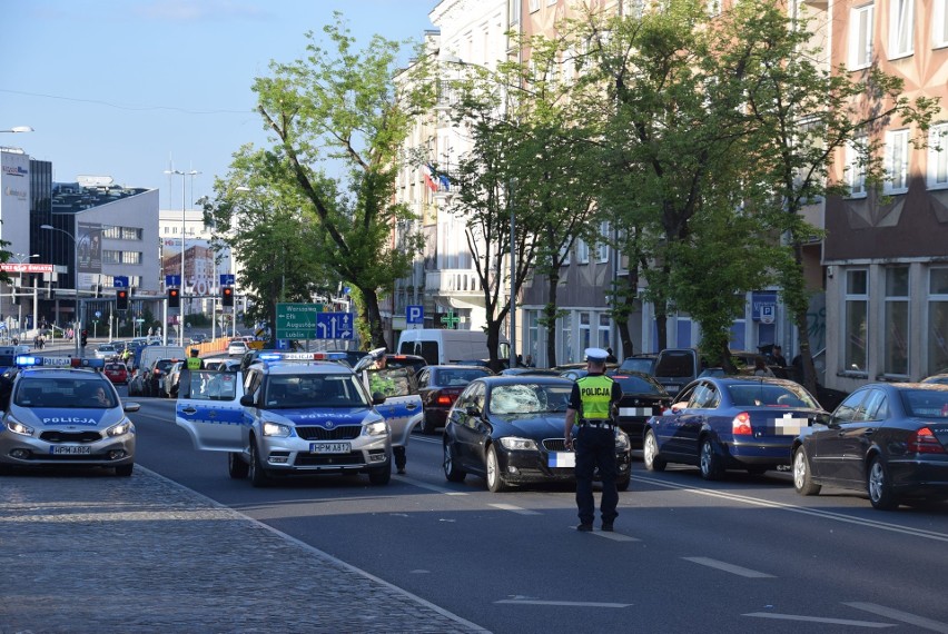 Wypadek na Sienkiewicza: BMW potrąciło pieszego przy przystankach obok Białówny (zdjęcia)