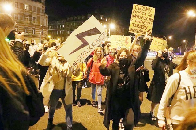 Strajk kobiet popierany jest przez młodzież. Dzisiaj Ogólnopolski Strajk Uczniów.